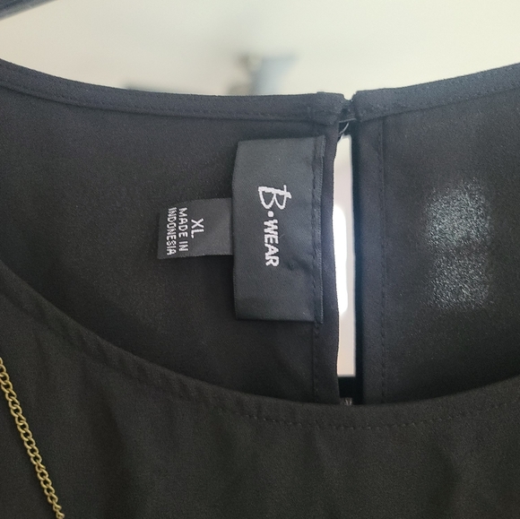 B-Wear NWOT XL black cold shoulder blouse with necklace. Very pretty! - Picture 2 of 7